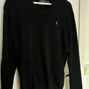 Polo Ralph Lauren - En skit skön Ralph Lauren tröja, kashmir liknande tyd, snygg med skjorta under och inte för tjock! Storleken är perfekt inte mindre utan den är som en M.