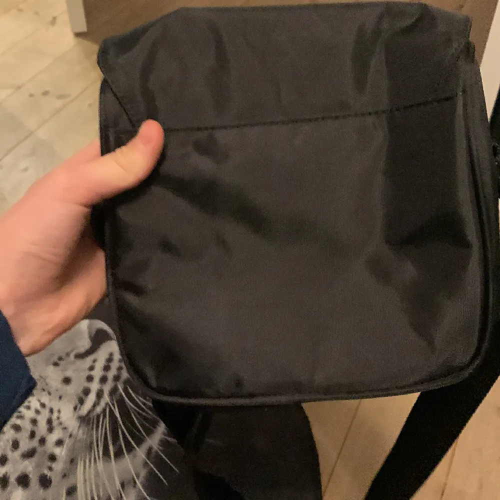 En väska med märket trapstar säljer jag för jag inte arnvänder den den har en stor ficka ock en liten i den stora fickan och den är helt ny. Väskor.