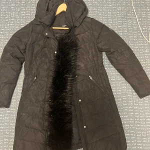 RockandBlue jacka stl 40 - fint skick. Jag säljer den pga stor i storlek. Köpte den 2 ar sedan för 3000kr. Den använd under en vinter bara. 