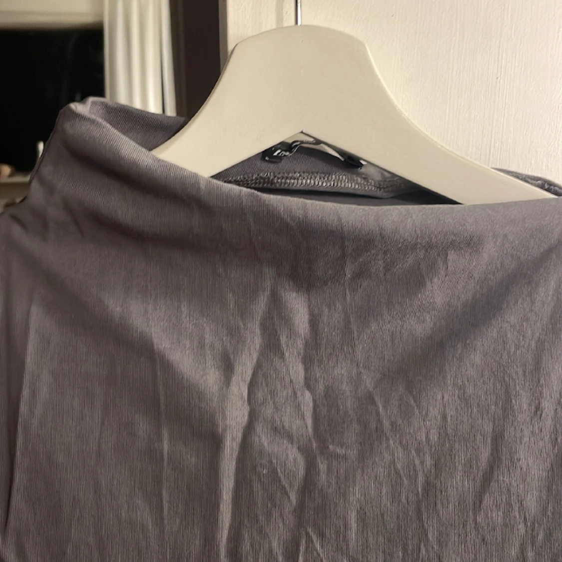 Grått linne med detalj  - 90