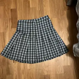 Jag säljer doma två kjolarna eftersom att de är för små.Använda några gånger men är i bra skick.De är i två olika storlekar men det skiljer inte mycket.Jag säljer de tillsammans för 80kr men man kan köpa de separat för 50kr/st.Köparen står för frakt.