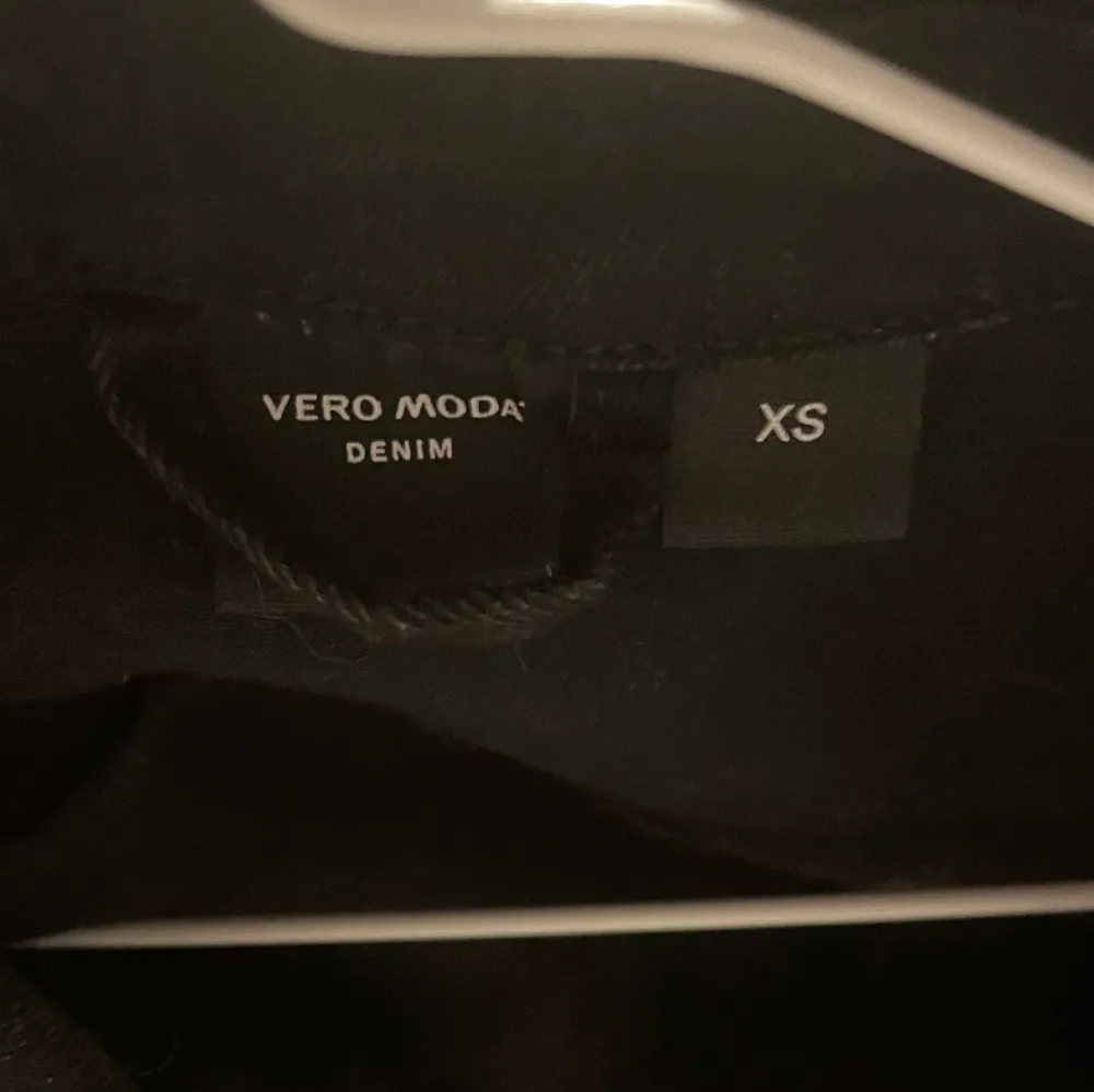 Superfin svart jeansjacka ifrån Vero Moda, storlek xs! Knapp använd, 100kr elr bud☺️. Jackor.