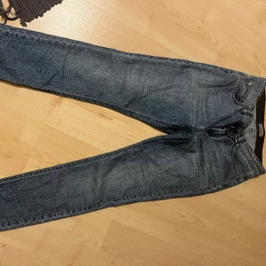 Lågmidjade skinnyjeans - Lågmidjade skinny jeans, använda fåtal gånger så fint skick