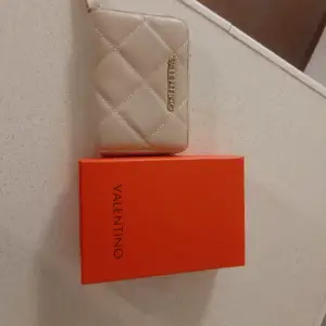 Valentino ocarina plånbok färg ecru inköpt på zalando använd 4 ggr mycket bra skick 
