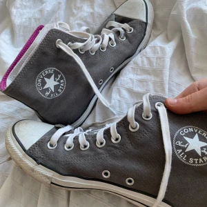 Converse - Unika converse som går att vika ner som man kan se på sista bilden. Dom är i jättefint skick och i storlek 40 men passar mig med 38-39💕💕