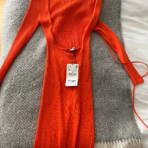 ZARA klänning  - Helt ny klänning från zara förra året aldrig använt väldigt skön inte så tajt 