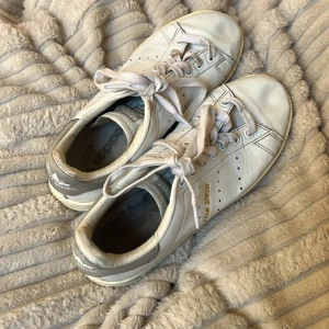 Grå/beiga stan Smith skor! -  Väldigt fina skor perfekta på sommaren , jag säljer PGA att det har blivit lite för små❤️  Använt ca fem till tio gånger😍