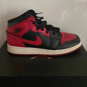 Jordan 1 mid röd svarta. - Jordan 1 mid röd svarta storlek 40. Hyfsat använda. 