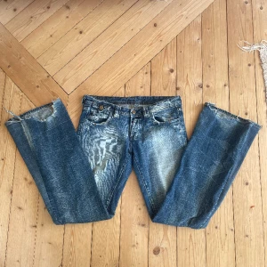 Coola lågmidjade jeans! - SKRIV PRIVAT FÖR BÄTTRE BILDER! Coola lågmidjade jeans med snygga bakfickor. Byxorna är mycket använda men i gott skick, repade vid nedre kanterna av jeansen. 