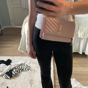 Superfin rosa väska!! - Säljer min dupe ysl väska som är i superbra skick! 💘 använd endast 2 gånger o färgen är superfin! Nypris: 350