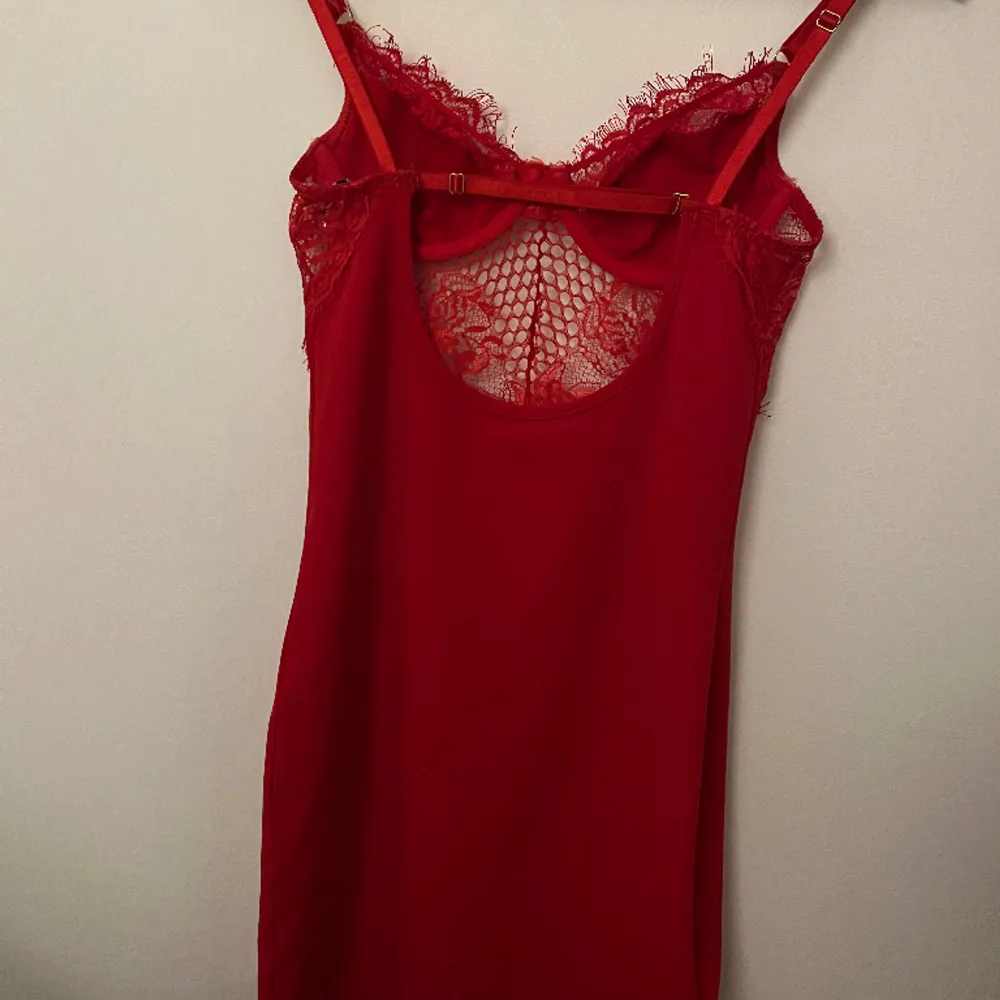 Röd kort klänning med spets 💕knappt använd . Klänningar.