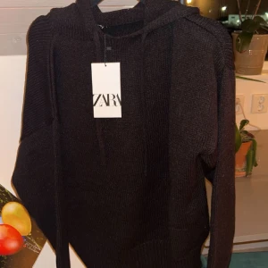Stickad hoodie zara - Helt oanvänd, säljer då den bara legat i garverdoben och tagit plats. Nypris 500kr💗 storlek S