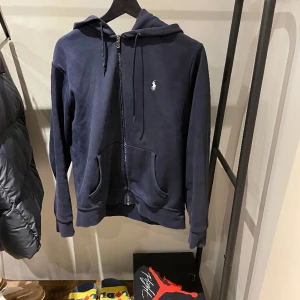 Ralph lauren hoodie mörkblå - Säljer min Ralph lauren zip hoodie  Storlek m Mörkblå Har kvitto, påse, och låda och alla tags Bra skick men har väldigt lite knoppar på nått ställe. Men det syns inte Pris går att diskuteras