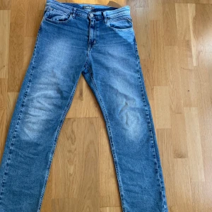Replay jeans  - Säljer dessa replay thad som är lite mer traight relaxed fit riktigt sköna storlek 16 år typ 170cm-180cm riktigt fint skick fråga gärna vid minsta fundering 