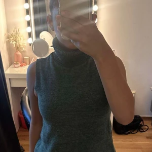 Stickad grön topp - Fin stickad grön topp från zara som inte säljs längre💕