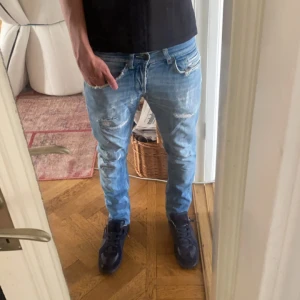Dondup George jeans - Ett par riktigt snygga ljublåa dondup jeans i modellen George. Nya 3000kr och bara 899kr hos oss. Vid fler frågor eller prisförslag är det bara skriva privat.