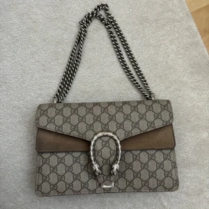 Gucci Dionysus Väska💓 - Gucci Dionysus i 28x17x9 mått! Fint skick och sparsamt använd💓   Köpt på Vestiaire Collective och äkthets garanterad av dem, dustbag ingår!!   Kan tänka mig att gå ner i pris vid snabb affär🥰