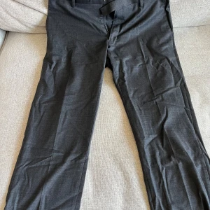 Kostymbyxor Riley - Bra skick, använda 2-3 gånger. Skrynkliga vilket tagits hänsyn till vid prissättning 