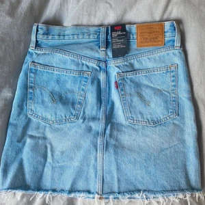 Levi’s jeanskjol - Helt ny med prislapp på. Säljer på grund av beställde fel storlek och glömde skicka tillbaka i tid:/ 