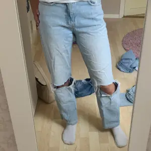 Baggy håliga jeans. Midwaisted. Normala i storleken.