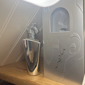 Lattafa Maahir Legacy edp 100 ml  - Andvänd 1-2 gånger.  Helt full