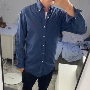 Ralph Lauren skjorta - Säljer nu min riktigt snygga ralph lauren skjorta i bra skick! Tröjan är  i strl S och passar mig som är 178 cm! Hör av dig till mig om du har några frågor eller vill ha fler bilder!