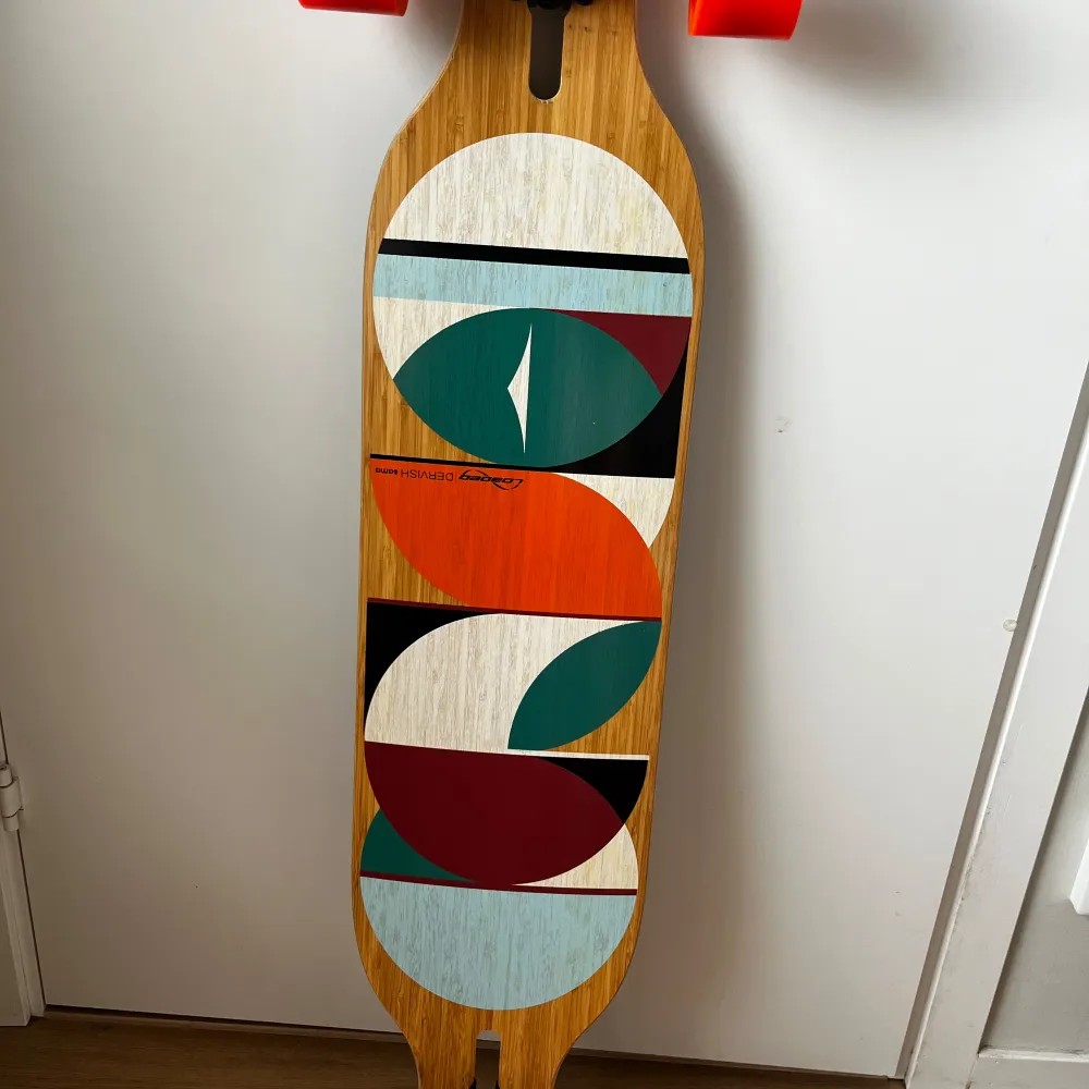 !Obs endast upphämtning! Pga tappat intresse säljs denna. Den funkar helt felfritt. Sparsamt använd men finns tecken på användning såklart. Det är en fantastisk carvinglongboard! Flex: 2 (45-84kg) Hjul: orangutang in heat 75mm. Övrigt.