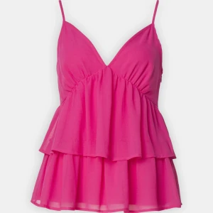 Rosa volang topp  - Säljer nu min volangtopp då den inte kommer till användning. Jättebra skick i strl S❤️