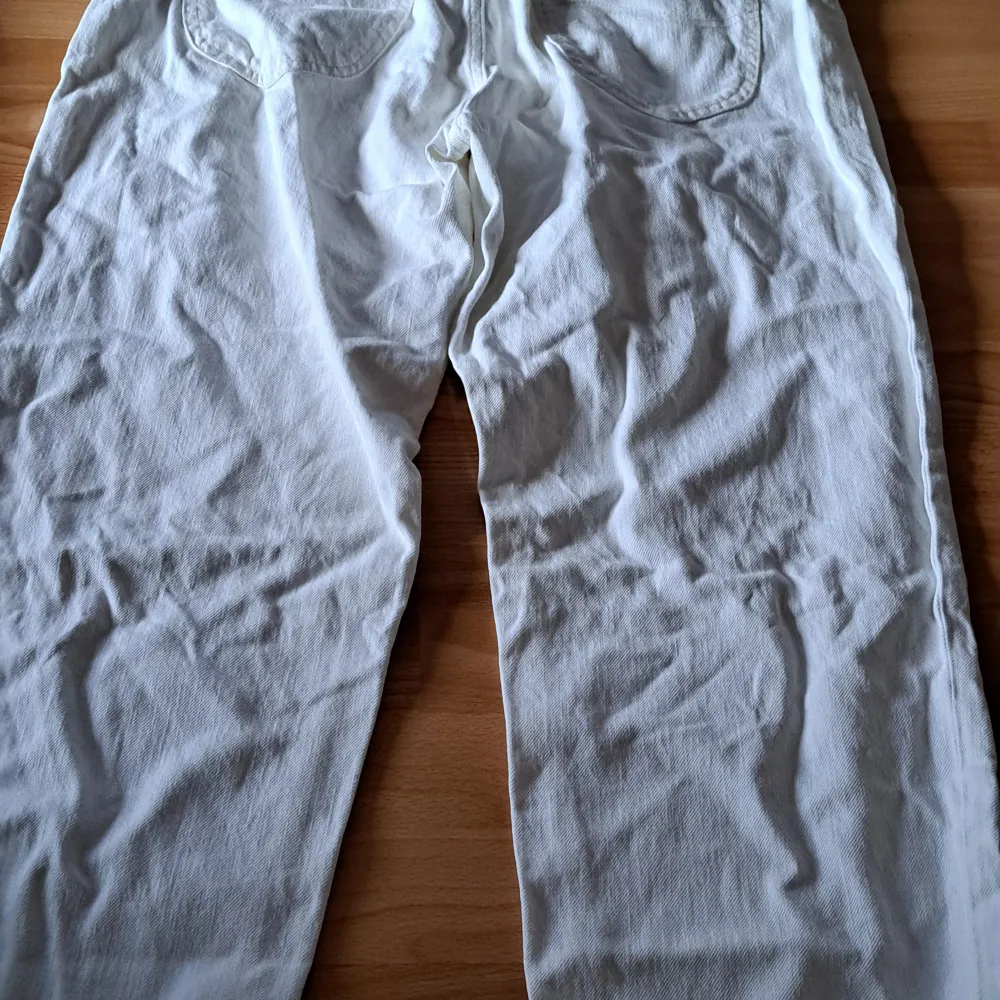 Vita Lee jeans. Stl. 44. Använda ett fåtal gånger. Köpta på HM. Jeans & Byxor.