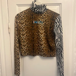 Leopardmönstrad tröja  - Tröja från O’Mighty med leopard- och zebramönster i S/M
