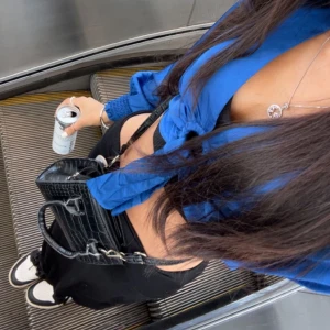 blå blus - super snygg blus i silke, går att ha själv eller under ett linne💕