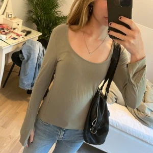 Gina tricot top tröja - En grön gina tricot top tröja i storlek S och sitter lite löst på mig som har storlek xs ❤️