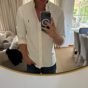 Ralph Lauren skjorta - Hej, säljer nu min fina Ralph Lauren skjorta storlek M slimfit. Den är i nyskick och kommer vara otroligt snygg i sommar. Nypris 1500kr! Vi kommer att sälja liknande produkter nu i sommar så glöm inte följa profilen!🌊🍾