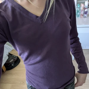 Lila tröja - En supermysig lila tröja som jag tyvärr inte använder längre, bra skick 🩷 Storlek M, men är liten i storleken så passar oxå S. 