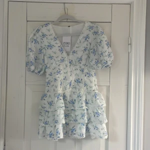 Säljer klänning  - Jag säljer denna klänning då den tyvärr inte passade mig. Klänningen är i strlk M men passar mer som strlk S. Den är aldrig använd och ordinarie pris är 500kr.