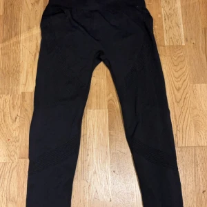 Tajts  - Svarta tajts med scrunch bak