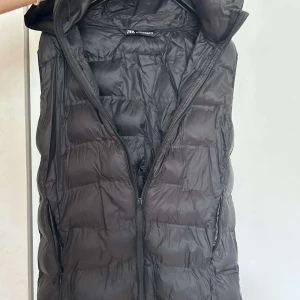 Svart zara väst - Svart zara väst med luva, medellängd och jätte snygg till hösten och våren.