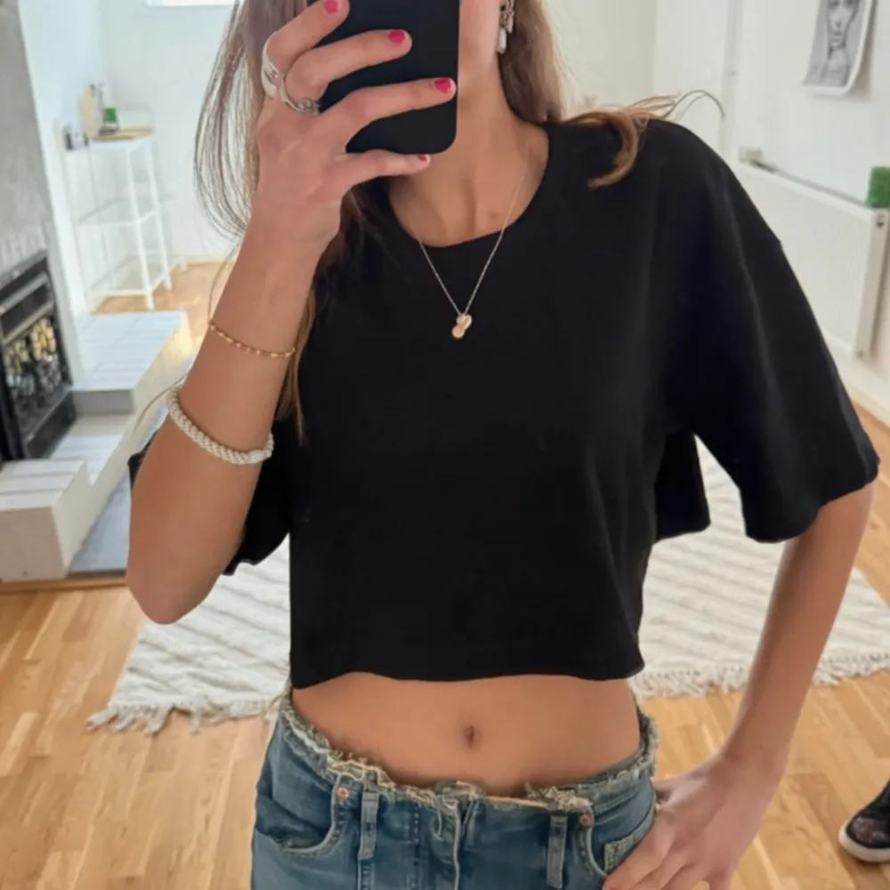 Svart croptop från Zara.❤️‍🔥. Toppar.