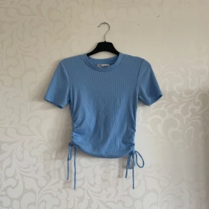 Zara topp - Super gullig blå topp från zara, strl S, är i mycket bra begagnat skick💖💕