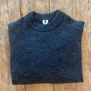 Stickad tröja Arket - Grå stickad tröja från arket, varm och skön! Alpacka, ull, polyester och elastan