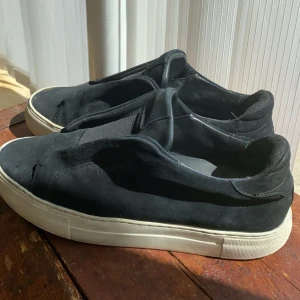 Axel Arigato skor - Hejsan! Nu säljer vi på Erhga clothing ett par fräscha Axel Arigato Clean 360 laceless. Skorna är i storlek 42, 6/10 i skick, org pris 2500kr. Kontakta oss vid minsta lilla fundering /Erhga Clothing