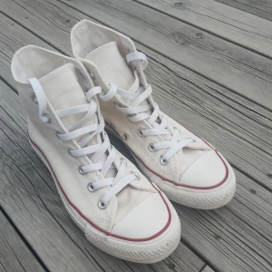 Converse sneakers - Ett par vita vanliga converse. Dom är inte kritvita utan har en mer gräddig färg. Storlek 37.5 men passar mig som brukar ha 38. I princip oanvända så väldigt fint skick.
