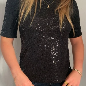 Säljer🩷 - Jätte fin paljett tröja🩷 Andvänd ett fåtal gånger 💓 Inga defekter Köptes för 400kr