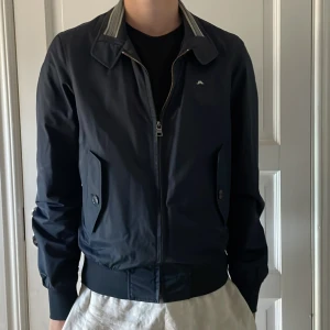 J.Lindeberg Cardigan - Tjena! Jag säljer denna feta J. Lindeberg Cardigan/bomberjacka som är perfekt för lite kallare sommarkvällar eller till våren och hösten!