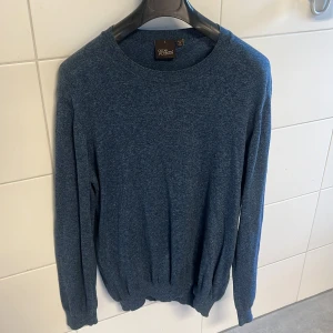 Oscar Jacobson Ulltröja  - En Oscar Jacobson ull tröja i färgen blå och med modell namnet Gustaf. Använd i 9,5/10 skick nästan helt ny bara använd ett fåtal gånger.