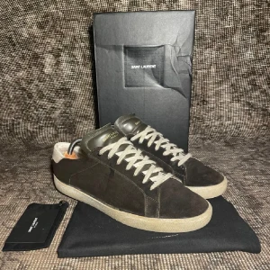 Saint lauerent skor - Säljer mina ysl skor dom är i bra skick fläcken på första bilden var bara vatten för tillfället den är borta nu och jag har även tvättat snörena efter jag har tagit bilderna skriv vid funderingar tar mycket gärna byten 