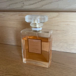 Perfym Coco mademoiselle chanel - Coco chanel parfym i fint skick. Köpt för drygt ett år sen. Nypris 2000kr. 100ml