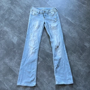 Jeans - Jätte snygga jeans i modellen bootcut från hm, låte hål här och där men det syns på bilden! Innerben:75cm Midja tvärsöver:33cm