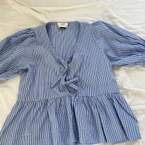 Blus - Jättefin knytblus från Mood Copenhagen som tyvärr inte kommer till användning längre.