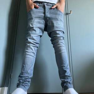 Sköna Jack n Jones jeans. Strlk 27/30 Säljs för att de är för små. Nypris: 749kr 10/10 skick. Använda noll gånger!